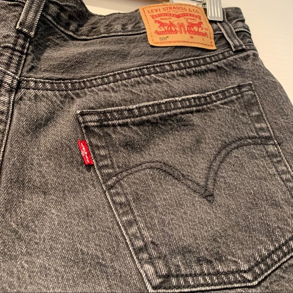 ⭐️ Levi’s 501 Denim Shorts - Picture 4 of 5